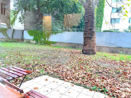 Prime Stay - Modern 3 Bedroom Family Apartment with Parking Included & Garden Access