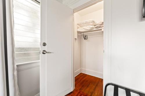 Los Angeles charming big house, king bed, parking, EV, Los Angeles (photo 8)