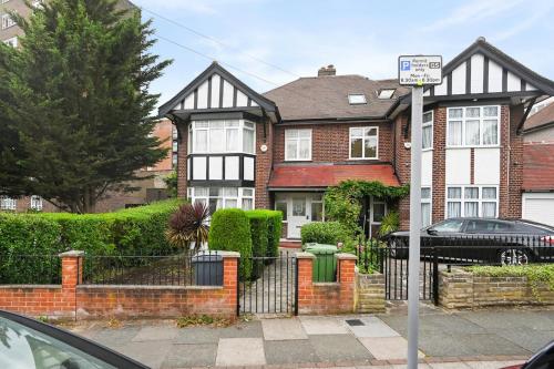Spacious 4-Bedroom Luxury Retreat in Willesden, Londres