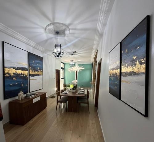 2 bedroom apartment, cozy living room 2 steps from the beach