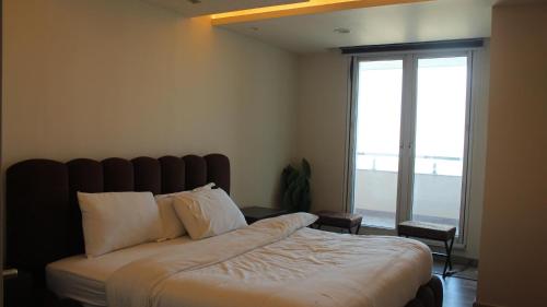 Executive Apartments at Goldcrest Mall DHA phase 4 by Nirvana Nests - image 2