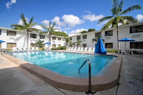 Swimming pool, Motel 6-Fort Lauderdale, FL near Fort Lauderdale-Hollywood International Airport