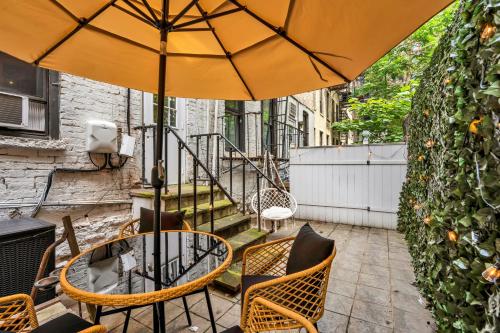 Modern 2BR with Private Garden - In Gramercy Park, Нью-Йорк