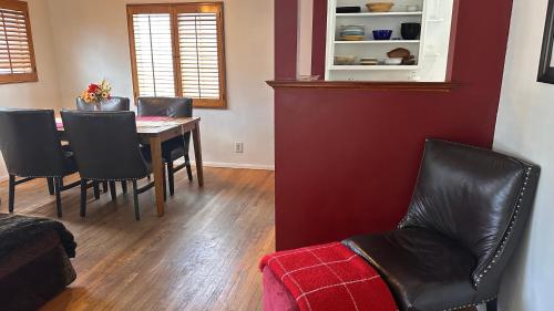 Charming Tarzana Retreat - Cozy 3 Bedroom Home in Tarzana