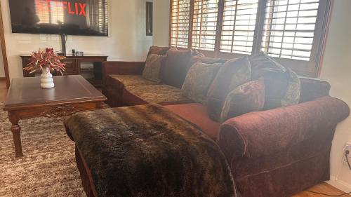 Charming Tarzana Retreat - Cozy 3 Bedroom Home in Tarzana