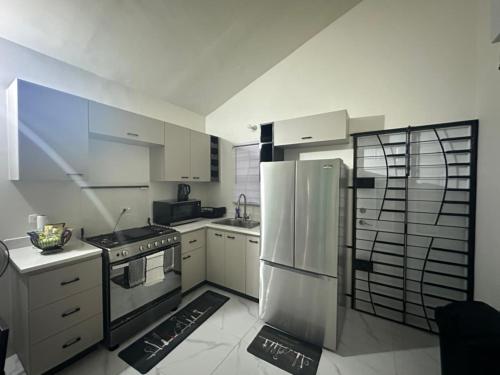 주방, Zae's Retreat 2 bed 1 Bath in Portmore Jamaica in 포트모어