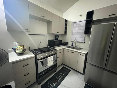 주방, Zae's Retreat 2 bed 1 Bath in Portmore Jamaica in 포트모어
