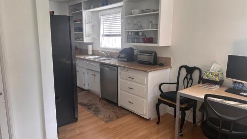 Charming Tarzana Retreat - Cozy 3 Bedroom Home in Tarzana