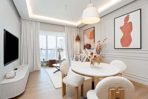 Luxury Renovated 1BR w Full Sea View, Dubai (foto 2)