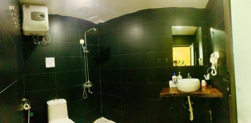 Bathroom, The Little Leaf Hostel & Rooftop Bar CatBa in Cat Ba Island