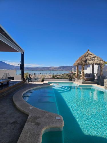 La casita Blanca, it has everything