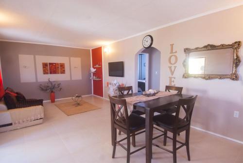 บริการและสิ่งอำนวยความสะดวก, Palm Spring Inn in โอรันเยสตัด