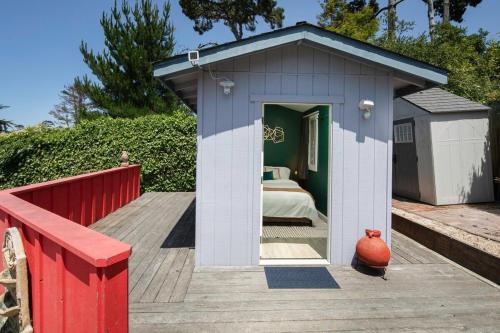 Cozy Pacific Grove Getaway in Oceanfront