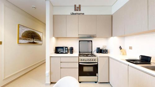 Enjoy Best Burj Khalifa & Fountain Views From Balcony Luxury 2BR 3 Mins from Dubai Mall - Like Home, Dubai (foto 4)