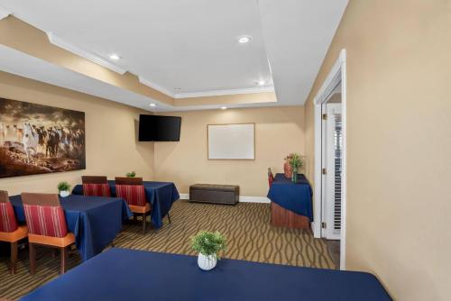 Comfort Suites Las Colinas Center - image 9