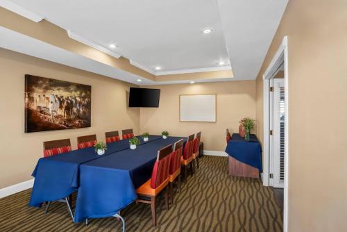 Comfort Suites Las Colinas Center - image 11