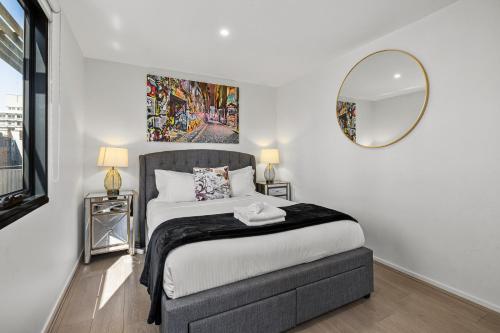 Private Apartment Rare Loft Style Penthouse Bourke St Mall with Parking - image 5