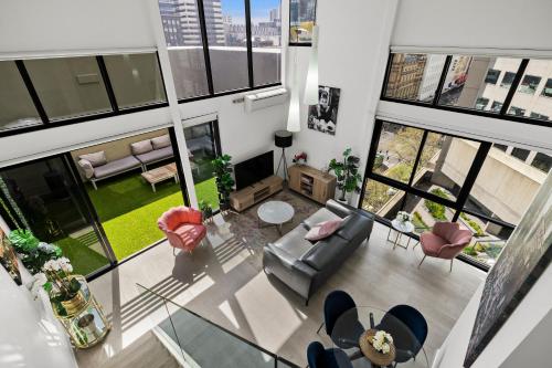 Private Apartment Rare Loft Style Penthouse Bourke St Mall with Parking - image 3