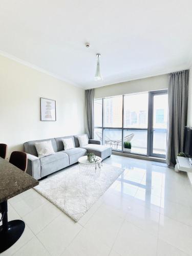 Stunning one bedroom apartment with Dubai Marina view, Close to Beach and Tram, Дубай (фото 2)