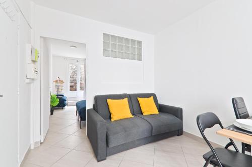 Eiffel Tower Heart of Paris 1BR-4P with NetFlix - image 3