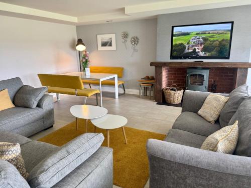 5 Bed House -Sleeps 10- Hot Tub - Garden - Parking, Edinburgh (photo 7)