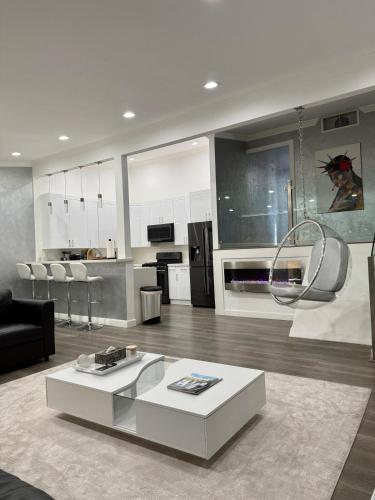 Cozy Modern Apartment with Free Parking&Wi-Fi