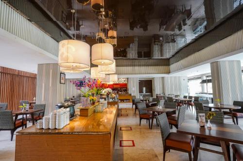 Restaurant, Soll Marina Hotel & Conference Center Bangka in Bangka