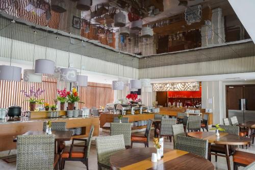Restaurant, Soll Marina Hotel & Conference Center Bangka in Bangka