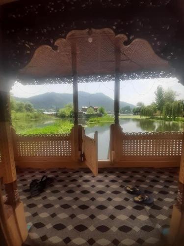 Houseboat Parimahal Deluxe in Srinagar