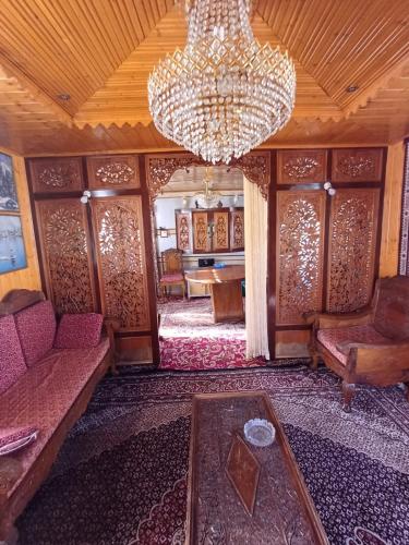 Houseboat Parimahal Deluxe in Srinagar