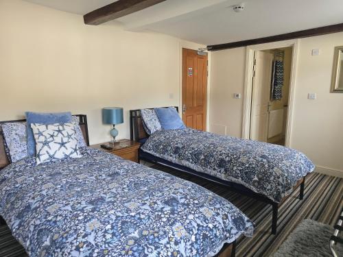 Twin Room - The Unicorn Hotel in Llanidloes