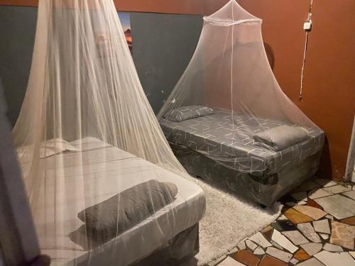 1 double bed, 1 twin bed