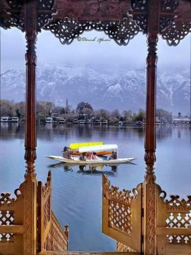 Houseboat Parimahal Deluxe in Srinagar