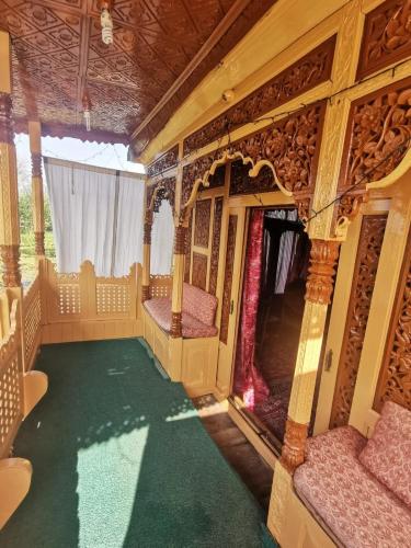 Houseboat Parimahal Deluxe in Srinagar