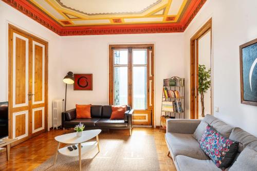 Apartamento Modernista 230 m - 7 Hab - Gran Vía Eixample - Grupos 13 pax- 4 baños- 8min a pie Passeig Gràcia, Barcellona