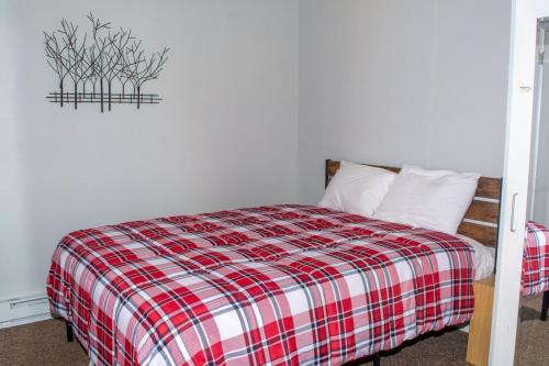 Winterplace Condo Ski in Ski out First Floor E102 in Ghent, USA