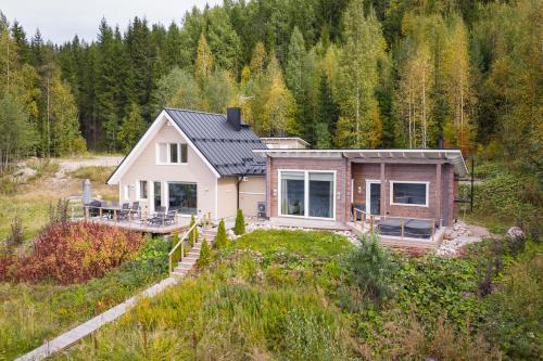 Mökki ulkoporealtaalla