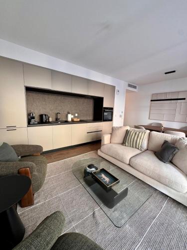 Stylish 2BR Monaco Border Flat, Terrace & Parking - Location saisonnière - Beausoleil