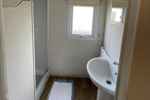Caravan - Sleeps 10 - Pet friendly - Parking, Clacton-on-Sea (zdjęcie 10)