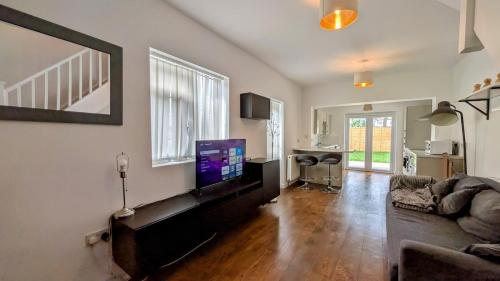 London house with Parking and Garden, London