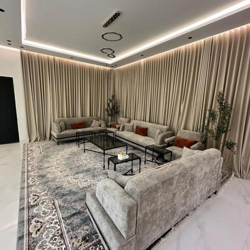 Luxurious villa with three bedrooms, cinema and swimming pool in Al Mutayniyat