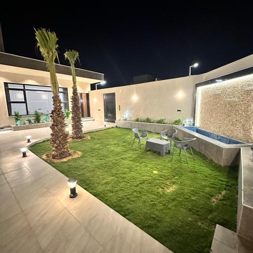 Luxurious villa with three bedrooms, cinema and swimming pool in Al Mutayniyat