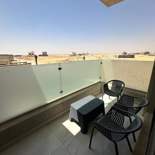 Luxurious villa with three bedrooms, cinema and swimming pool in Al Mutayniyat