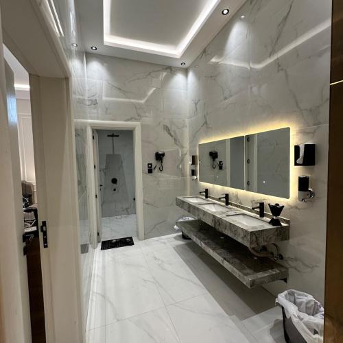 Luxurious villa with three bedrooms, cinema and swimming pool in Al Mutayniyat