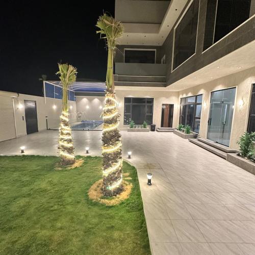Luxurious villa with three bedrooms, cinema and swimming pool in Al Mutayniyat