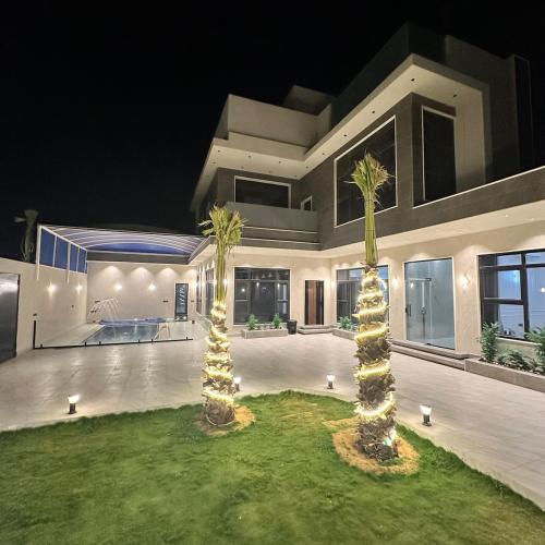 Luxurious villa with three bedrooms, cinema and swimming pool in Al Mutayniyat
