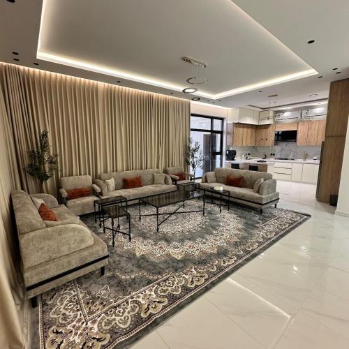 Luxurious villa with three bedrooms, cinema and swimming pool in Al Mutayniyat