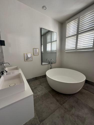 Romantic Rouge Suite - With Round Bath, La Haye (photo 8)