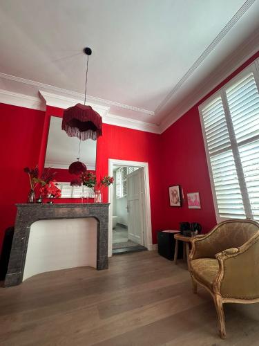 Romantic Rouge Suite - With Round Bath, La Haye (photo 9)