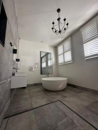 Romantic Rouge Suite - With Round Bath, La Haye (photo 11)